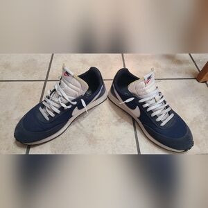 Nike Men’s Navy and White Retro Running Sneakers